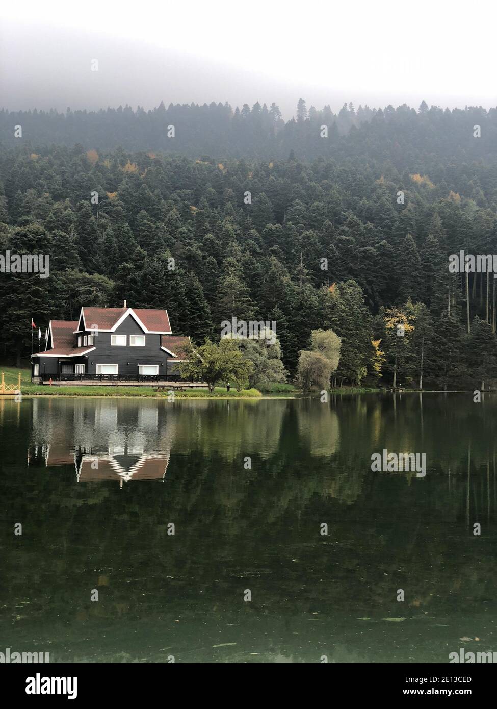 Vue sur le lac d'Abant, seule maison, Turquie Banque D'Images