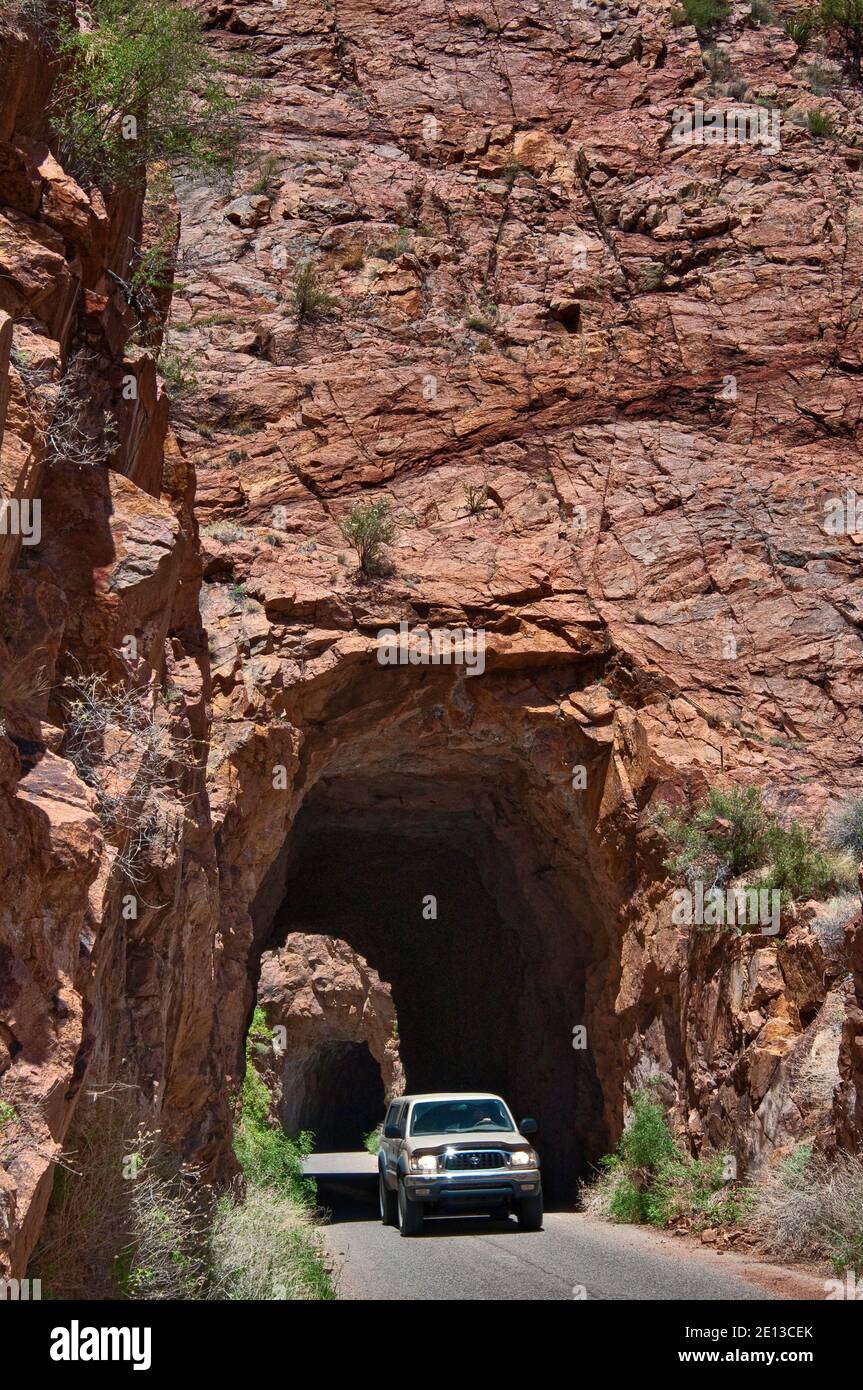 Tunnels Gilman sur la route de terre dans les montagnes Jemez, près de Jemez Springs, Nouveau-Mexique, États-Unis Banque D'Images