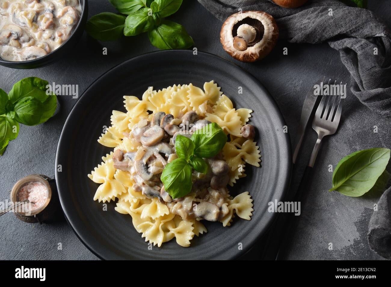 Pâtes crémeuses aux champignons Fettuccini Alfredo. Cuisine italienne Banque D'Images