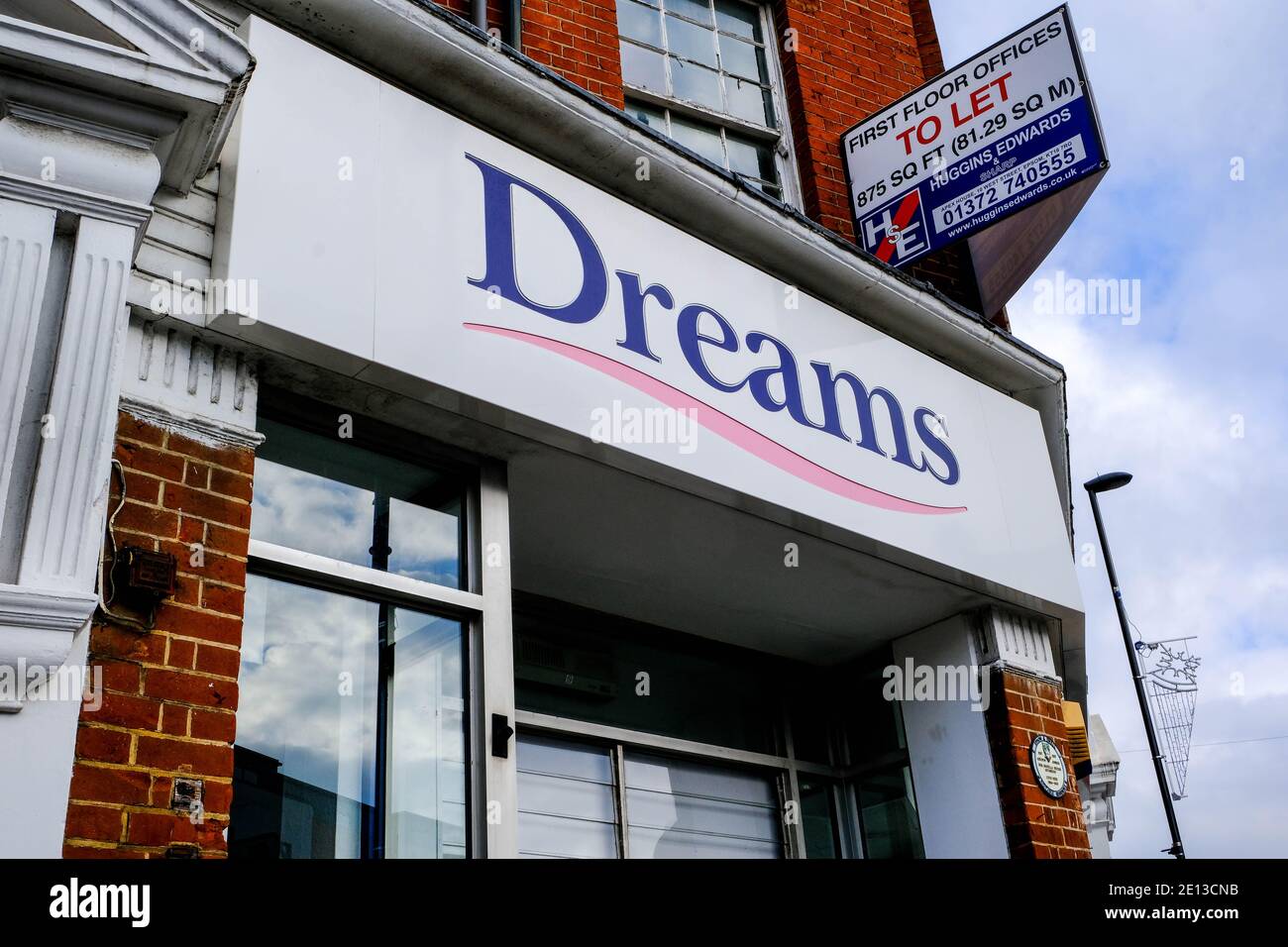 Epsom, Londres, Royaume-Uni, janvier 03 2021, logo Dreams Bedding Shop et UN signe à laisser au-dessus du logo de l'entreprise pour l'espace de bureau ci-dessus Banque D'Images