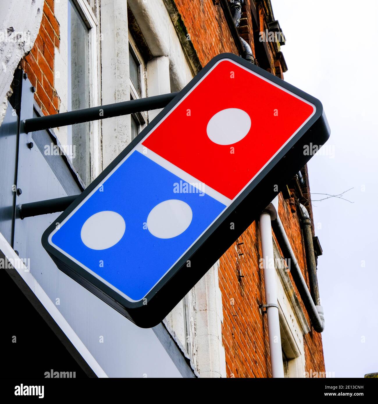Epsom, Londres, Royaume-Uni, janvier 03 2021, logo Domino Pizza Takeaway Shop sans personne Banque D'Images