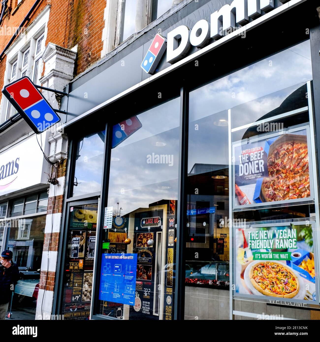Epsom, Londres, Royaume-Uni, janvier 03 2021, Domino Pizza Takeaway Food Shop fenêtre et panneau, sans personne Banque D'Images