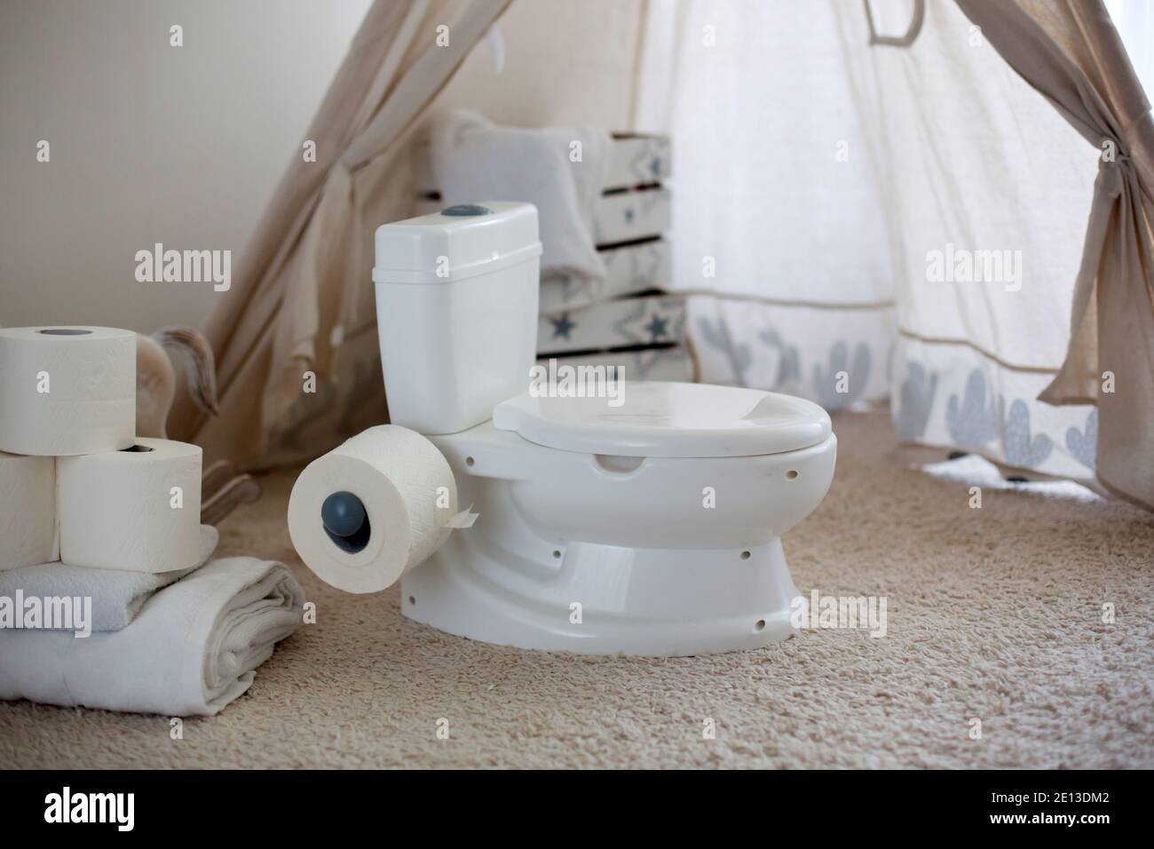 Pot de toilette pour bébé avec papier toilette et serviettes, petit modèle de toilettes réelles Banque D'Images