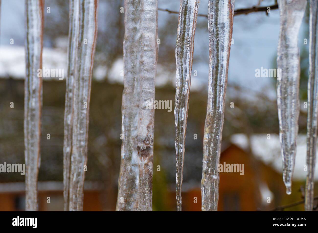 Sucer dans la rue en hiver froid 2021 Banque D'Images