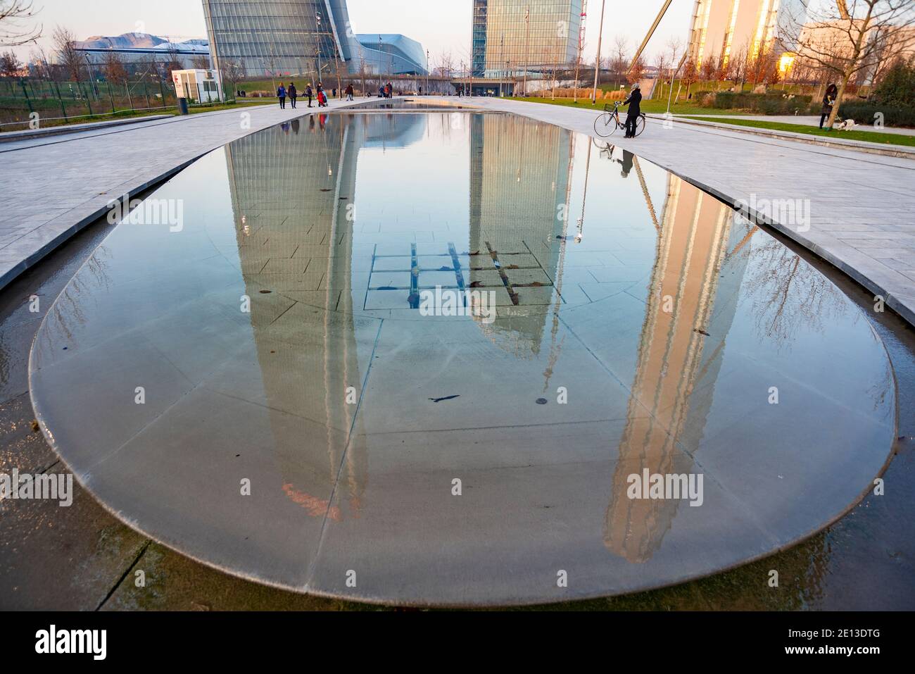 Les trois tours du quartier de la vie de la ville à Milan, en Italie, refelct dans la fontaine en dessous d'eux Banque D'Images