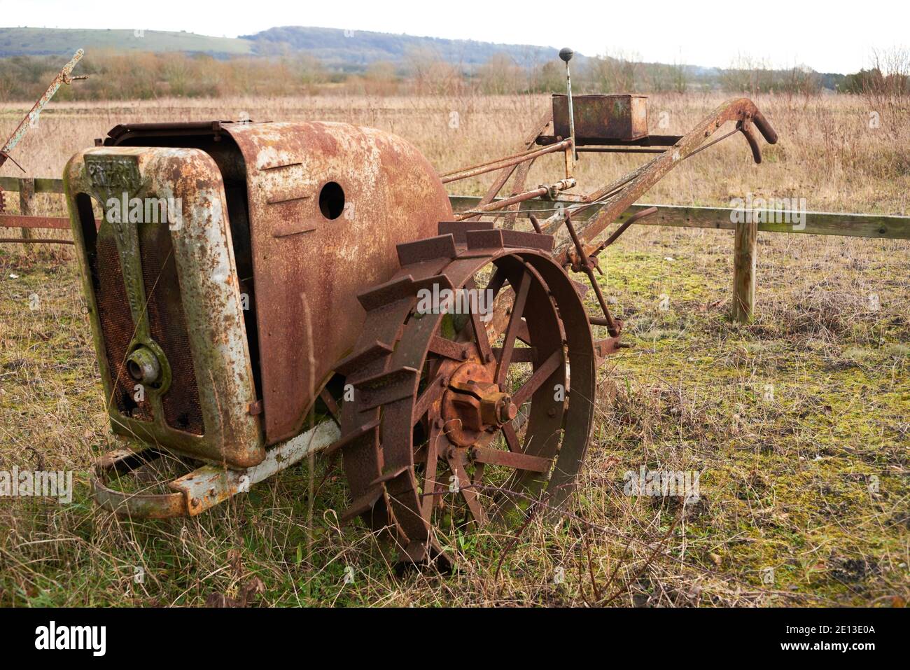 Vieux matériel agricole dans le champ British Anzani Iron Horse Tractor ...