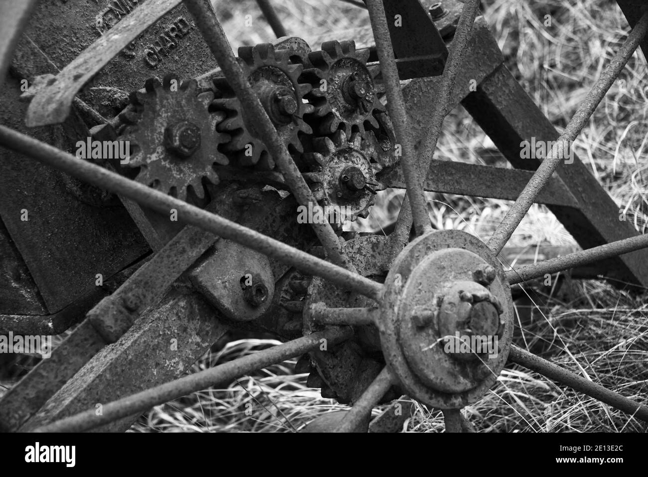 Ancienne machine agricole sur le terrain, semoir à racines Somerset image en noir et blanc Banque D'Images