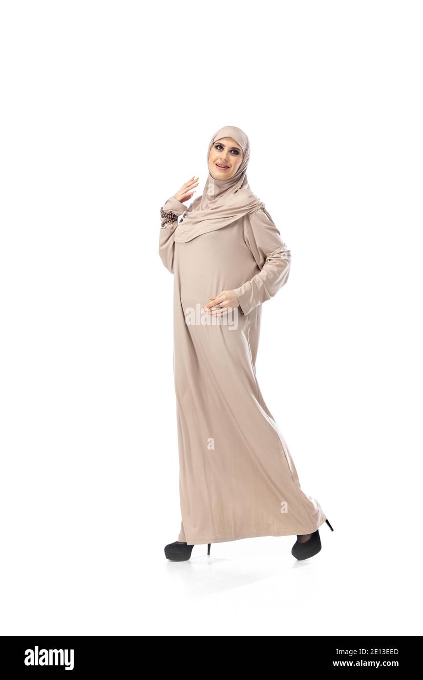 Léger. Belle femme arabe posant dans hijab élégant isolé sur le fond de  studio avec copyspace pour l'annonce. Mode, beauté, style concept. Modèle  féminin avec maquillage tendance, manucure et accessoires Photo Stock -