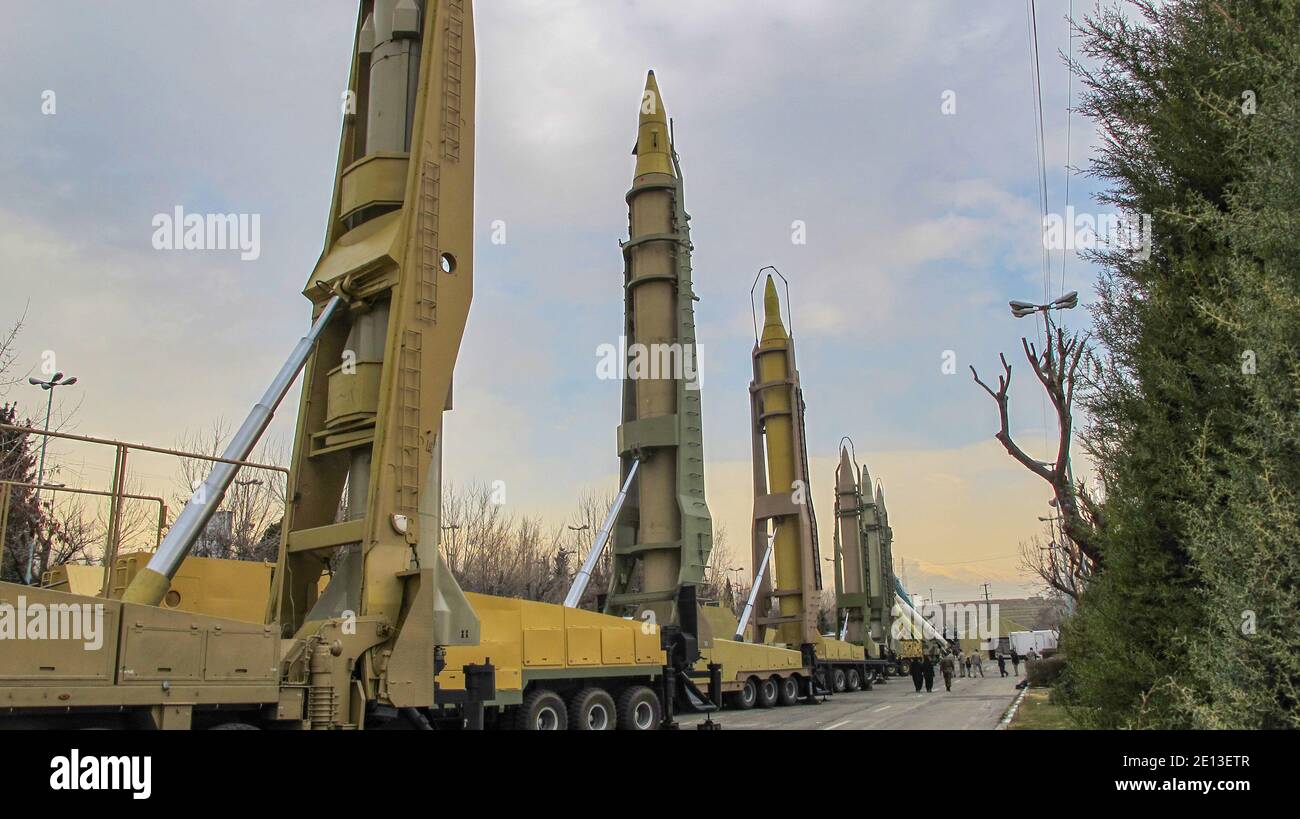 L'Iran a fabriqué des missiles balistiques de moyenne portée exposés à l'exposition militaire « Autorité 40 » à Téhéran. Le missile Emad est au milieu Banque D'Images