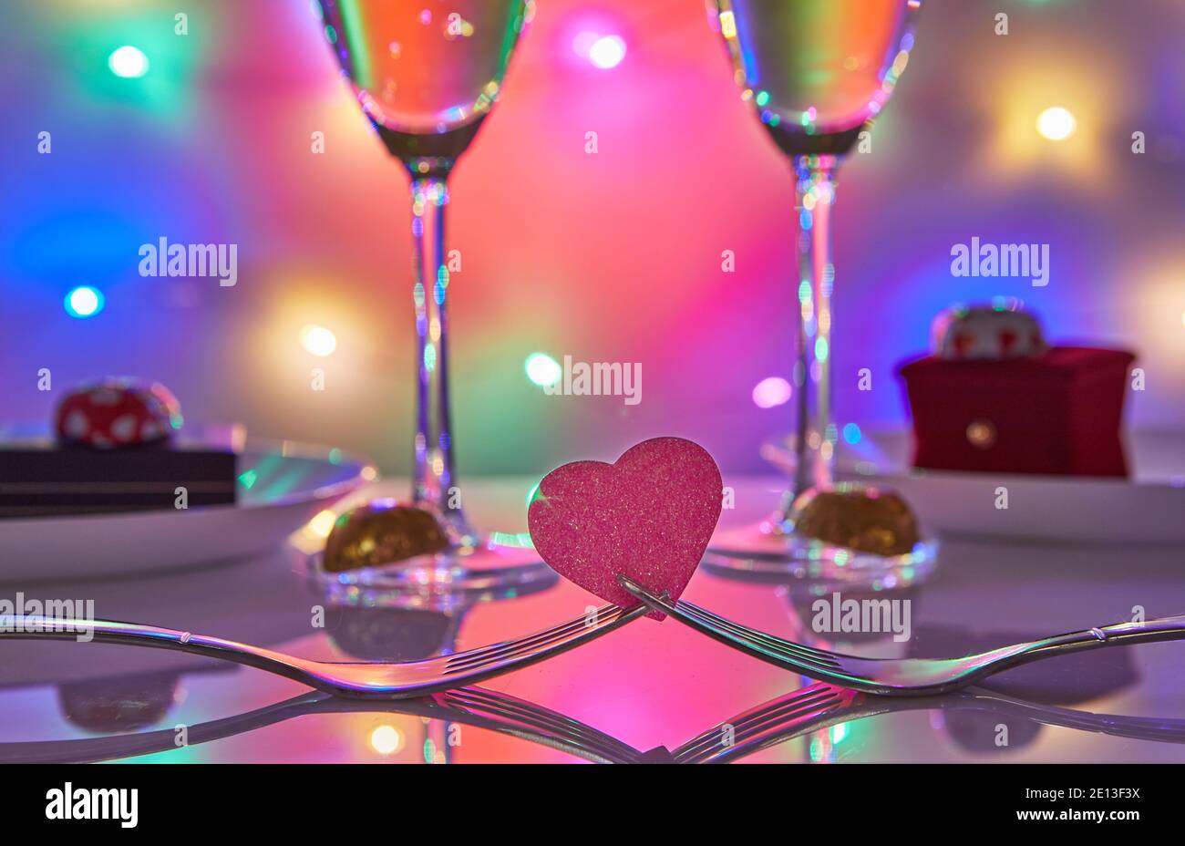 Diner De Saint Valentin Ou D Anniversaire Romantique Avec Coeurs De Bonbons Verres De Champagne Et Table Elegante Avec Reflexion Et Lumieres Dans Le Photo Stock Alamy