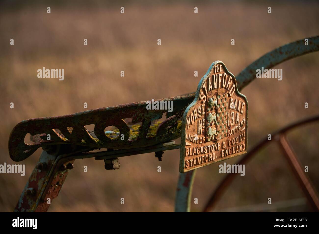 Anciennes machines agricoles sur le terrain Banque D'Images