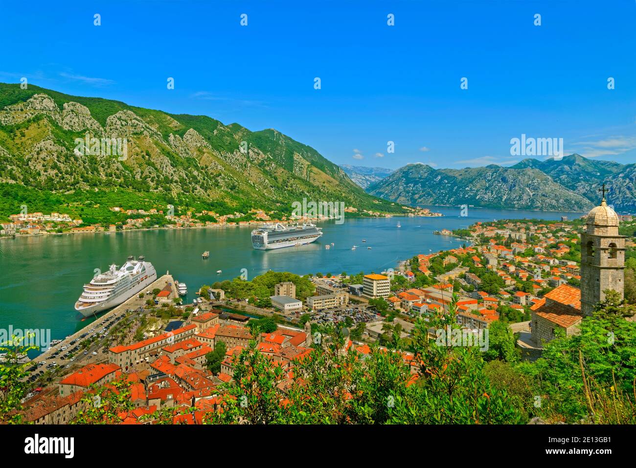 Vieille ville de Kotor avec bateaux de croisière « Emerald Princess » et « Seabourn Odyssey » dans la baie de Kotor, au Monténégro. Banque D'Images
