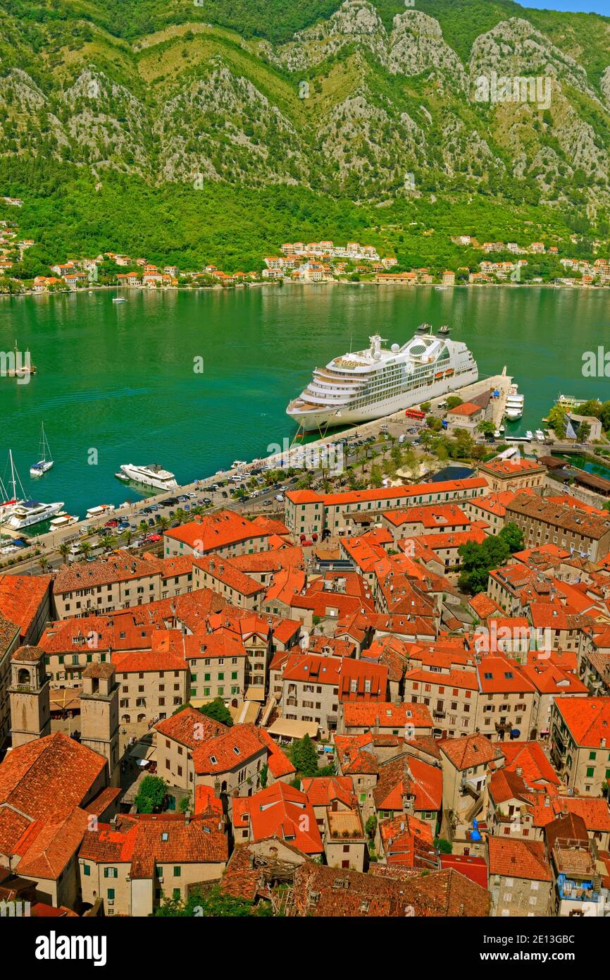 Vieille ville de Kotor avec bateaux de croisière « Emerald Princess » et « Seabourn Odyssey » dans la baie de Kotor, au Monténégro. Banque D'Images
