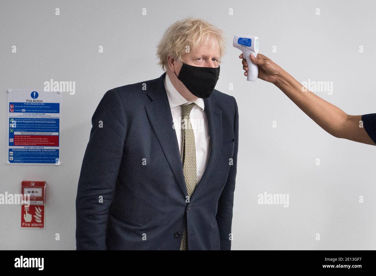 La température du Premier ministre britannique Boris Johnson est vérifiée lors d'une visite à l'hôpital Chase Farm, dans le nord de Londres, en Grande-Bretagne, le 4 janvier 2021. Stefan Rousseau/Pool via REUTERS Banque D'Images