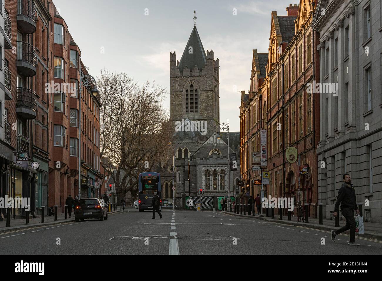 Dame Street, centre-ville de Dublin avec Christ Church Cathedral en arrière-plan. Dublin, Irlande. Banque D'Images