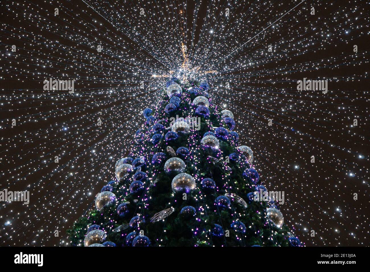 Arbre de Noël de rue décoré avec des guirlandes et des ballons vue sur le bas Banque D'Images