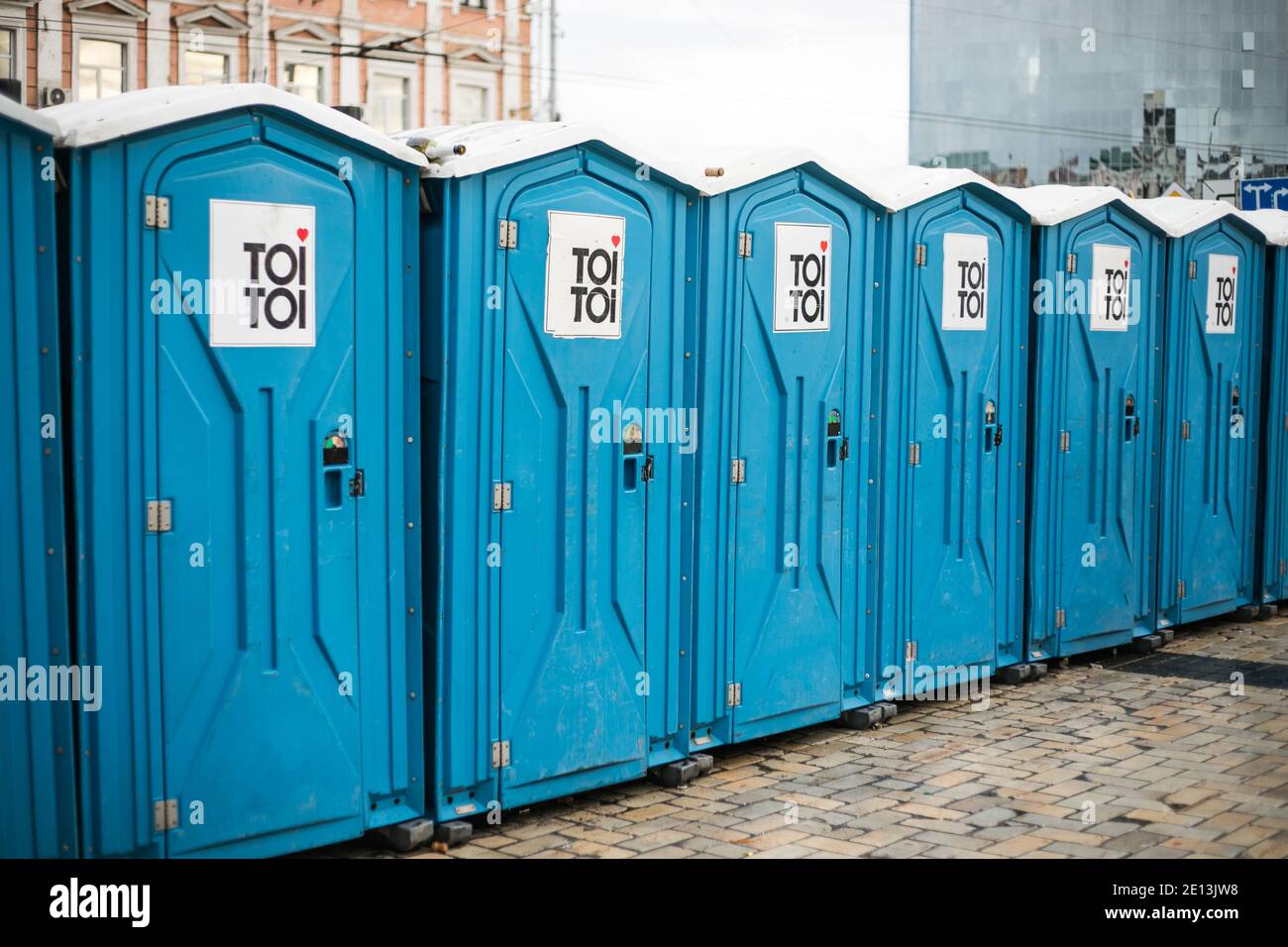de nombreuses cabines de toilette portatives installées dans une ville publique Banque D'Images