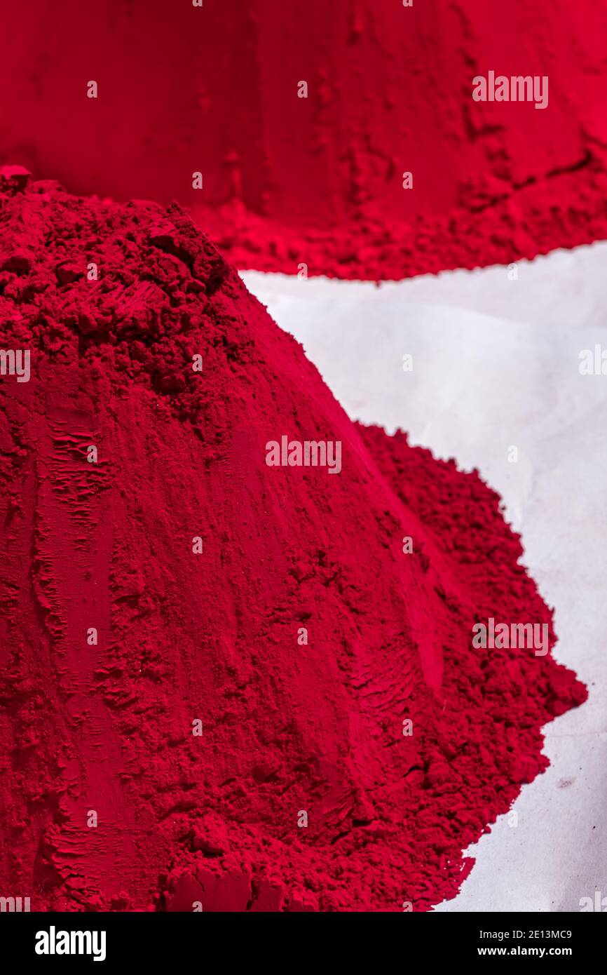 Piles colorées de colorants rouges en poudre utilisés pour le festival Holi En Inde Banque D'Images