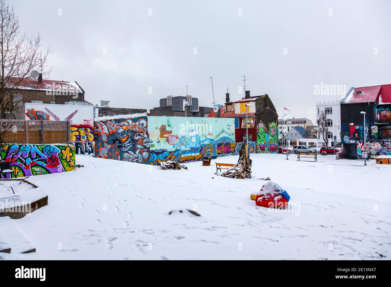 Des graffitis colorés sont peints sur les murs dans un quartier délaqué du centre-ville de Reykjavik, la capitale de l'Islande, avec une couverture de neige en hiver Banque D'Images