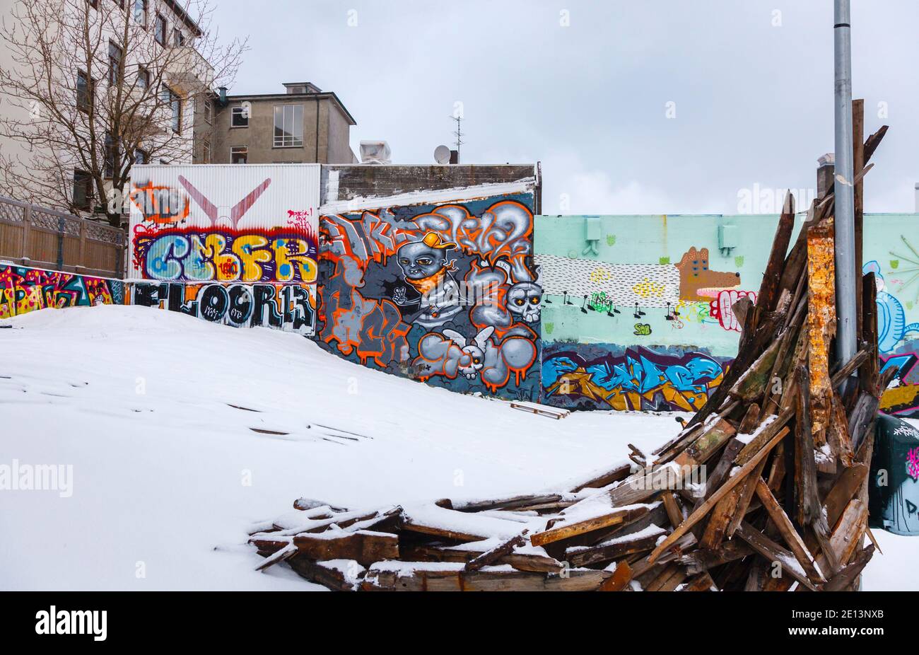 Des graffitis colorés sont peints sur les murs dans un quartier délaqué du centre-ville de Reykjavik, la capitale de l'Islande, avec une couverture de neige en hiver Banque D'Images