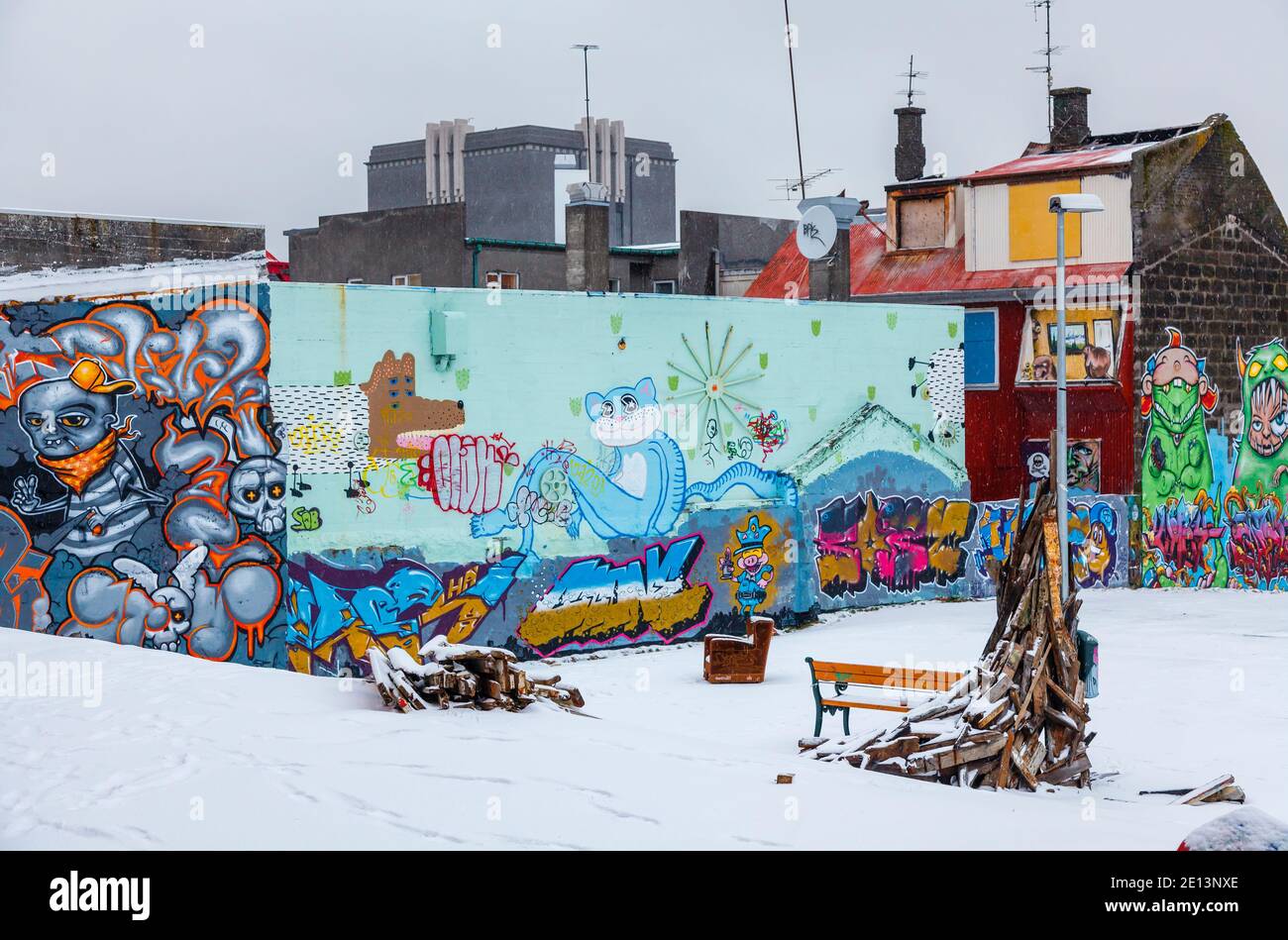 Des graffitis colorés sont peints sur les murs dans un quartier délaqué du centre-ville de Reykjavik, la capitale de l'Islande, avec une couverture de neige en hiver Banque D'Images