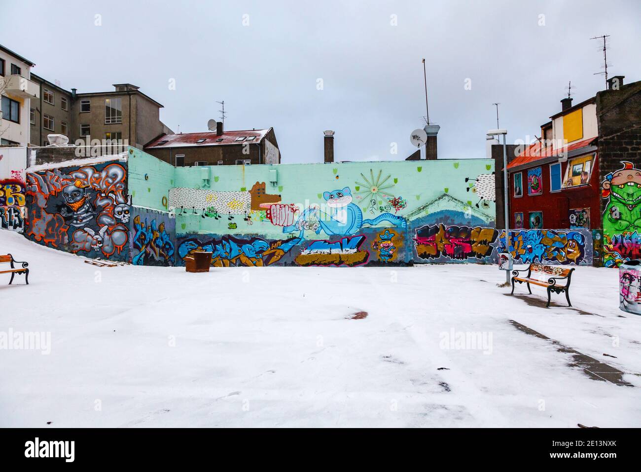 Des graffitis colorés sont peints sur les murs dans un quartier délaqué du centre-ville de Reykjavik, la capitale de l'Islande, avec une couverture de neige en hiver Banque D'Images