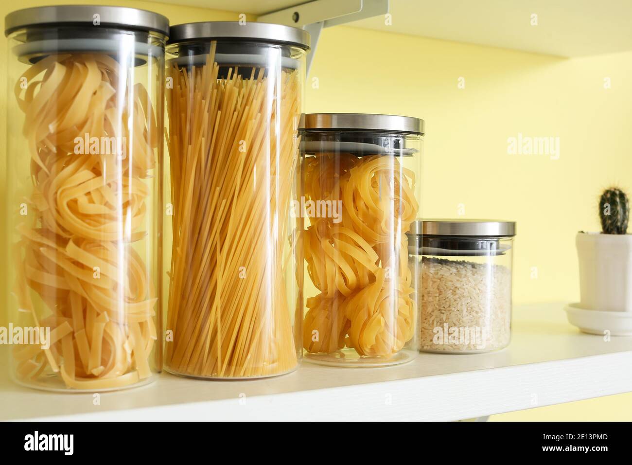 Pots en verre avec produits sur l'étagère de cuisine Banque D'Images
