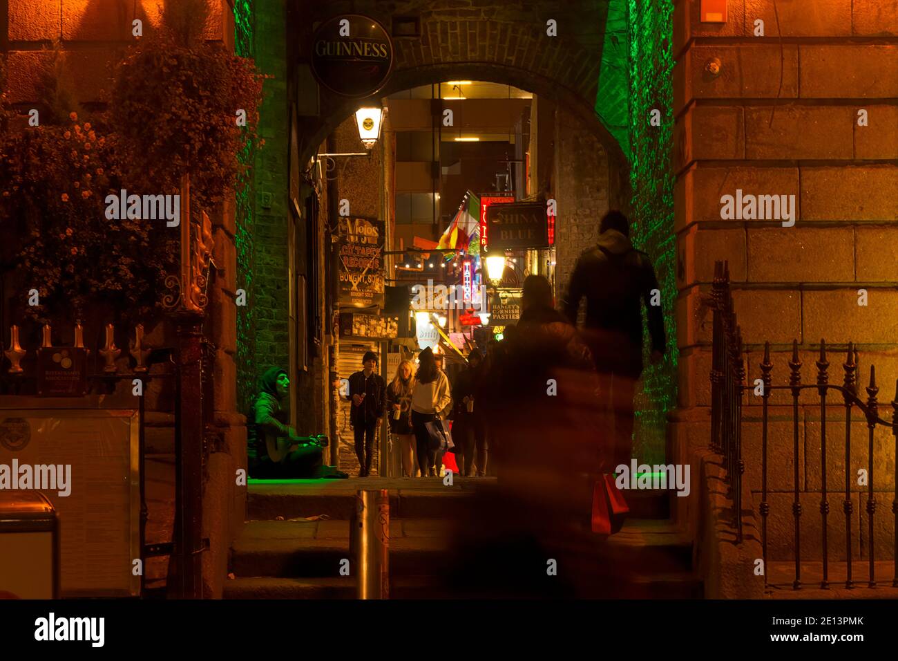 Arche du marchand la nuit. Un petit passage menant du pont Ha