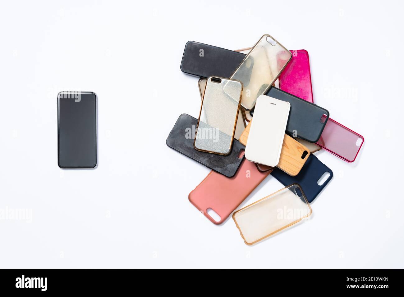 Pile de couvercles arrière en plastique multicolore pour téléphone portable sur fond blanc. Choix d'accessoires de protection pour smartphone. Beaucoup de téléphone en silicone ba Banque D'Images