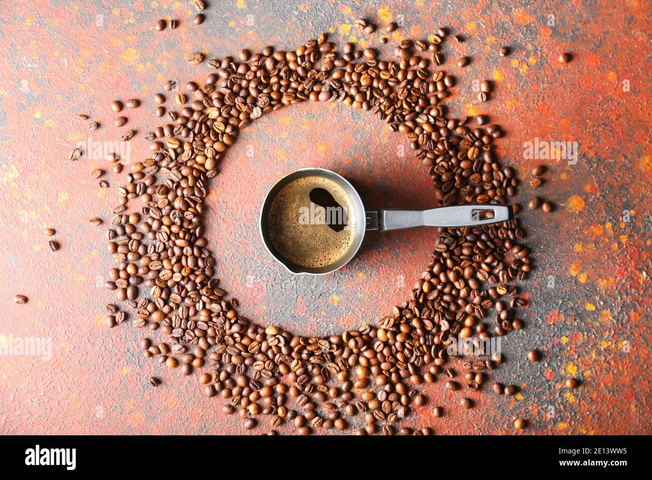 Marmite avec café chaud sur fond de gringe Banque D'Images