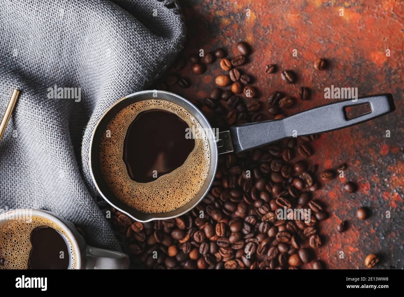 Marmite avec café chaud sur fond de gringe Banque D'Images