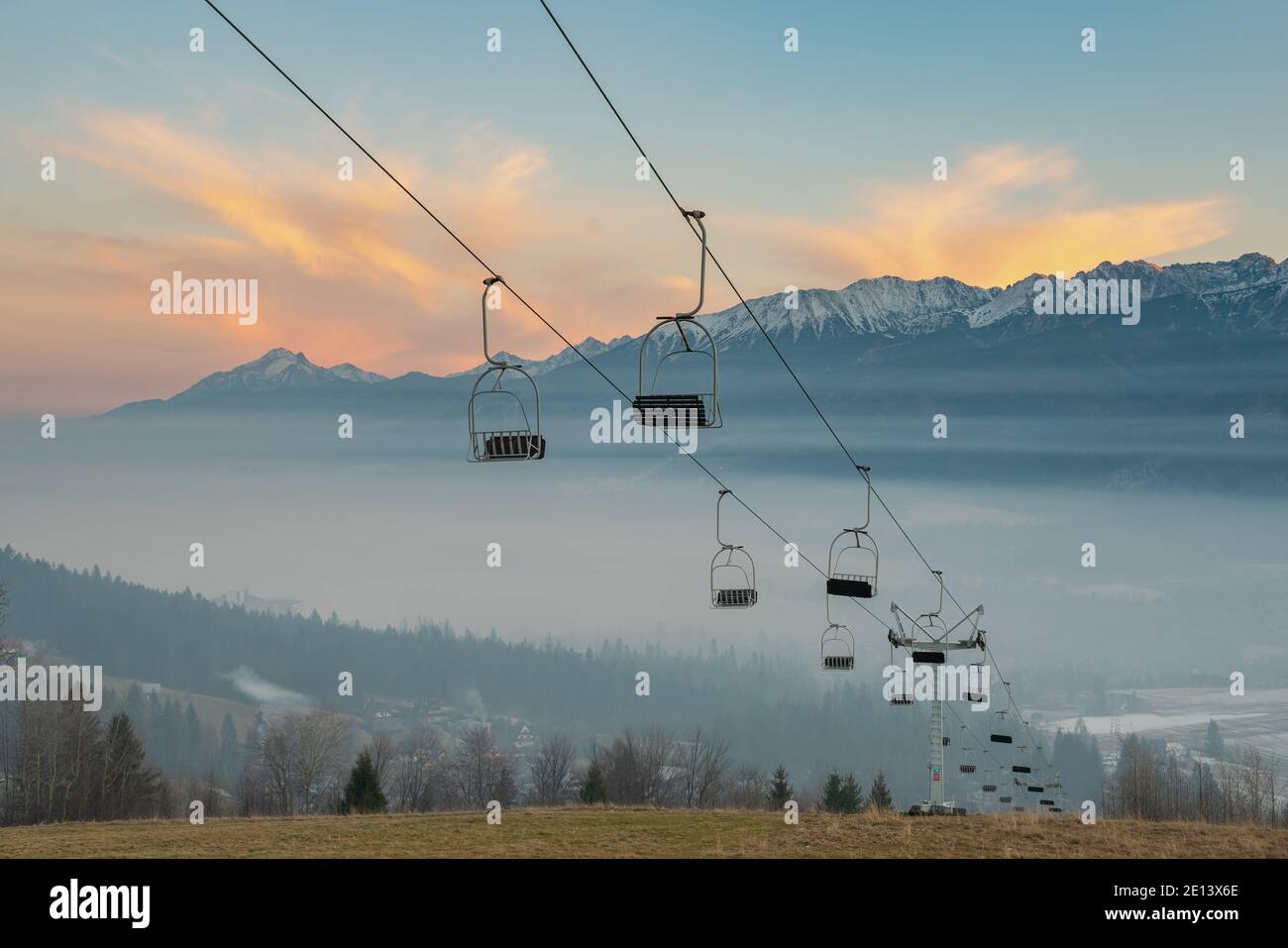 Photo des remontées mécaniques abandonnées et des pistes sans neige révèlent le péage que la hausse des températures fait peser sur les stations balnéaires d'hiver Banque D'Images