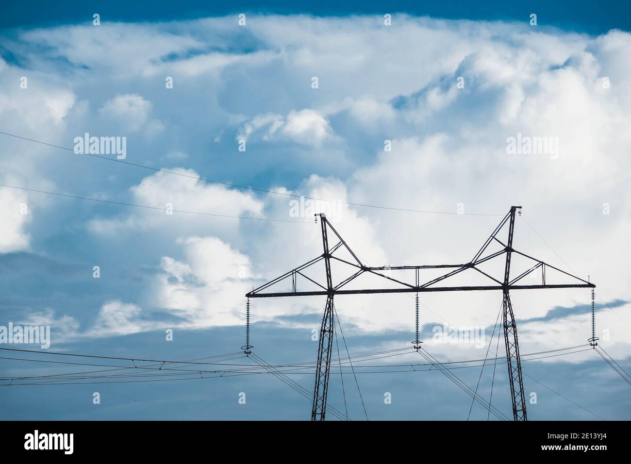 Tour de ligne électrique contre le ciel et les nuages. Transmission de l'électricité par fil de la compagnie d'énergie. Paysage avec pylônes et lignes haute tension. Banque D'Images