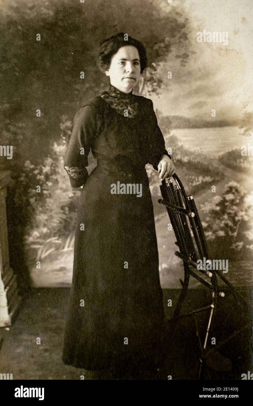 RUSSIE - VERS les années 1920 : photo du corps entier de femmes matures en studio Vintage carte de Viste Edwardian Era photo Banque D'Images