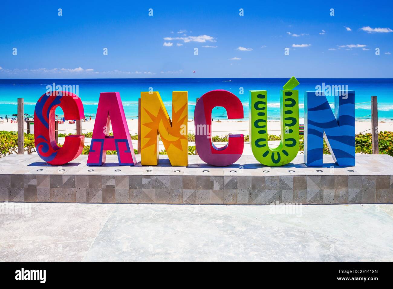 Cancun, Mexique - 23 avril 2019 : Dolphin Beach (Playa Delfines). Panneau indiquant la ville du complexe. Banque D'Images