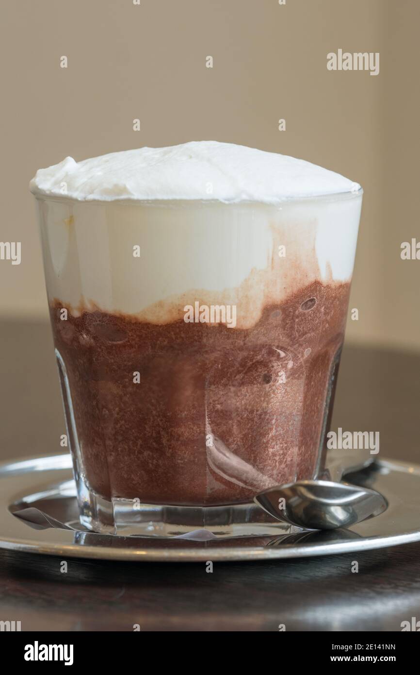 Dessert sucré froid de Granita sicilienne traditionnel avec saveur de chocolat et crème fraîche Banque D'Images