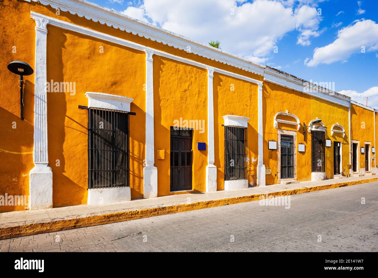 Izamal, Mexique. Rue sur la ville dorée d'Izamal, dans le nord du Yucatan. Banque D'Images