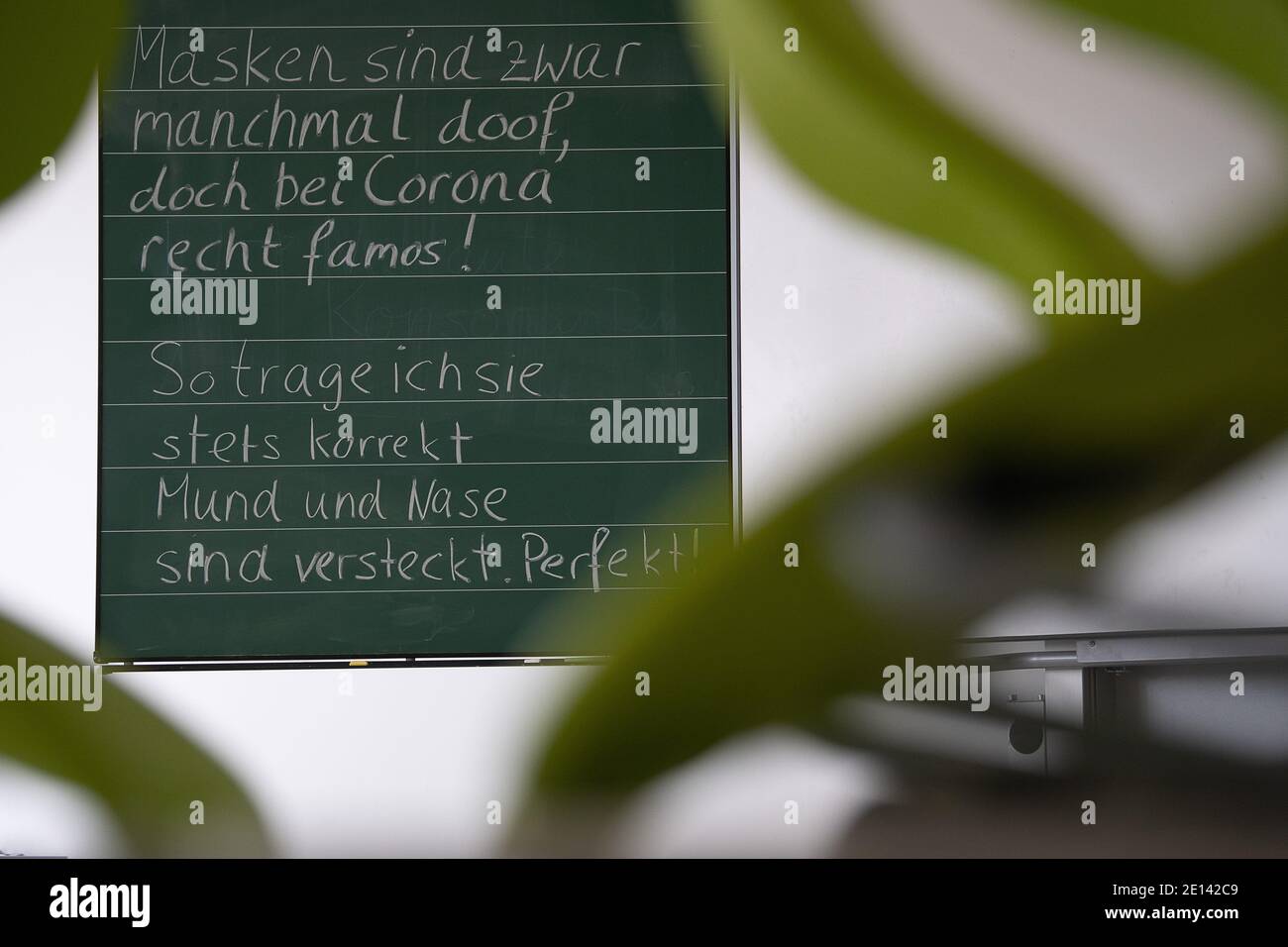 Ditzingen, Allemagne. 04e janvier 2021. 'Les masques sont parfois stupides, mais avec Corona assez célèbre! Donc je les porte toujours correctement, la bouche et le nez sont cachés! Parfait ! » est écrit sur un tableau noir dans une école communautaire. Les ministres de l'éducation et des affaires culturelles des Länder se réunissent dans une conférence pour discuter de ce qu'il faut faire dans les écoles après les vacances. Credit: Sebastian Gollnow/dpa/Alay Live News Banque D'Images