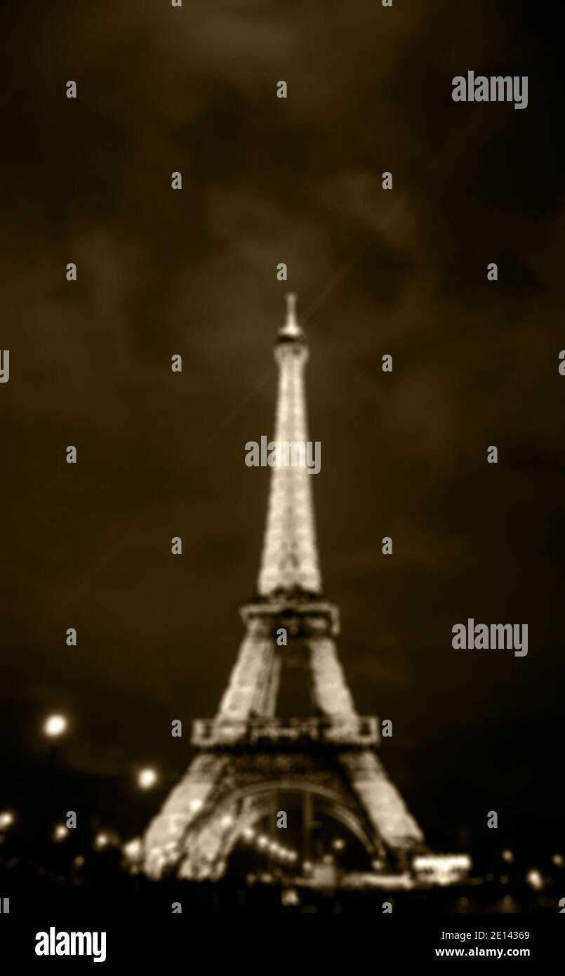 PARIS, FRANCE - 29 DÉCEMBRE 2012 : Tour Eiffel illuminée floue avec faisceau lumineux. La tour Eiffel est le monument payé le plus visité de la W Banque D'Images