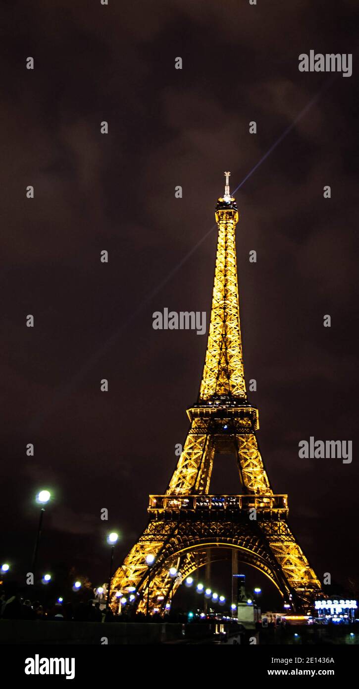 PARIS - 29 DÉCEMBRE : la Tour Eiffel vue de nuit le 29 décembre 2012 à Paris, France. La tour Eiffel est le monument payé le plus visité de l'WO Banque D'Images