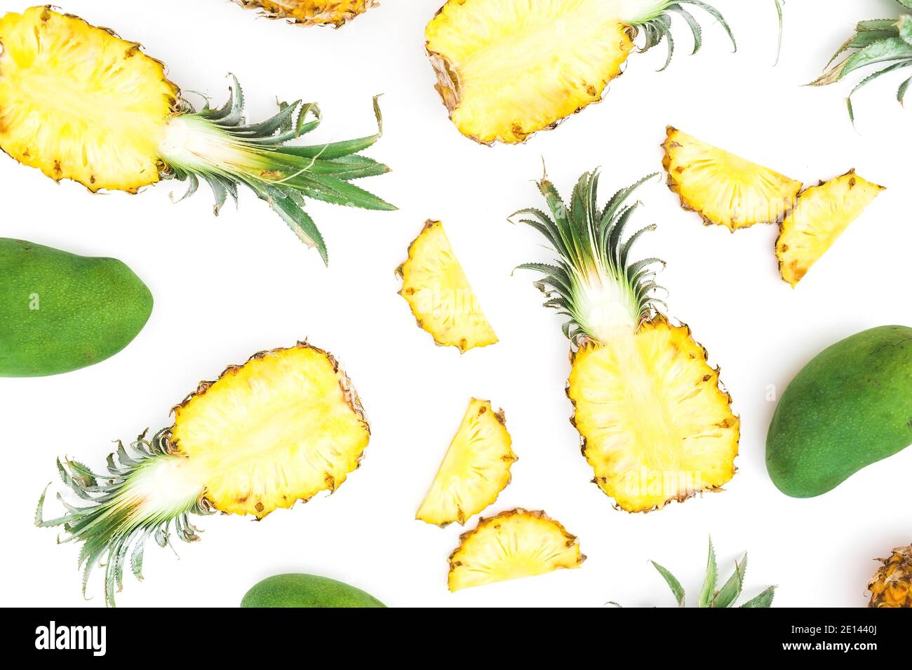 Tranches d'ananas et de mangue sur fond blanc. Flat lay, vue de dessus Banque D'Images