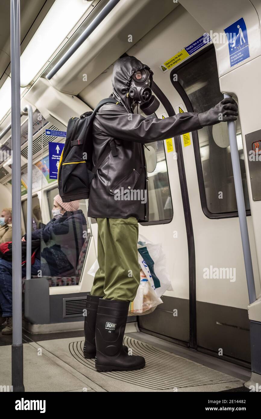 Londres, Royaume-Uni. 2 janvier 2021. Coronavirus: Un router masqué adapté au danger ne prend aucun risque sur la ligne Jubilee pendant la réglementation actuelle COVID19 de couverture de visage de transport. Credit: Guy Corbishley/Alamy Live News Banque D'Images