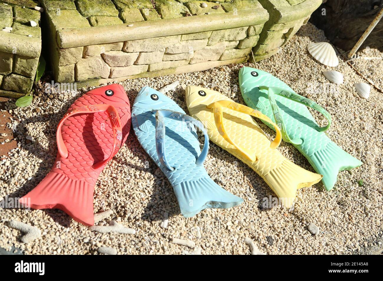 Sandales colorées en forme de poisson comme souvenirs, Kamakura, préfecture  de Kanagawa, Japon Photo Stock - Alamy