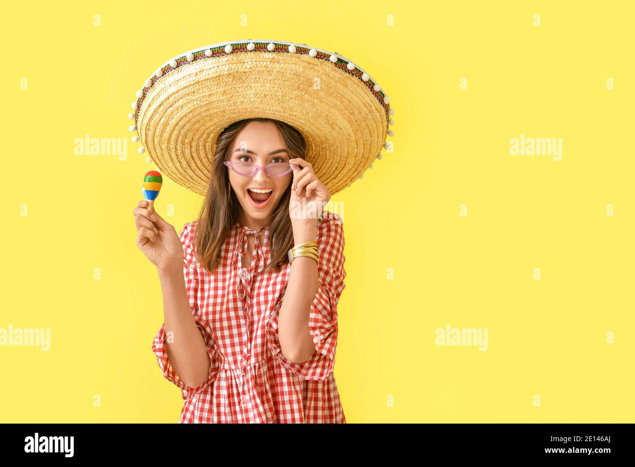Belle jeune femme en chapeau sombrero et avec maracas couleur de fond Photo  Stock - Alamy