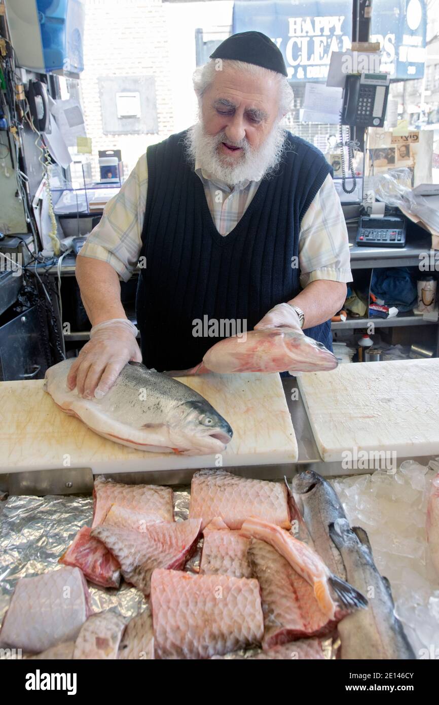 Feu Shlomo Raskin, propriétaire de longue date de Raskin's Fish a kasher store sur Kingston Ave., à Crown Heights, Brooklyn, New York. Banque D'Images