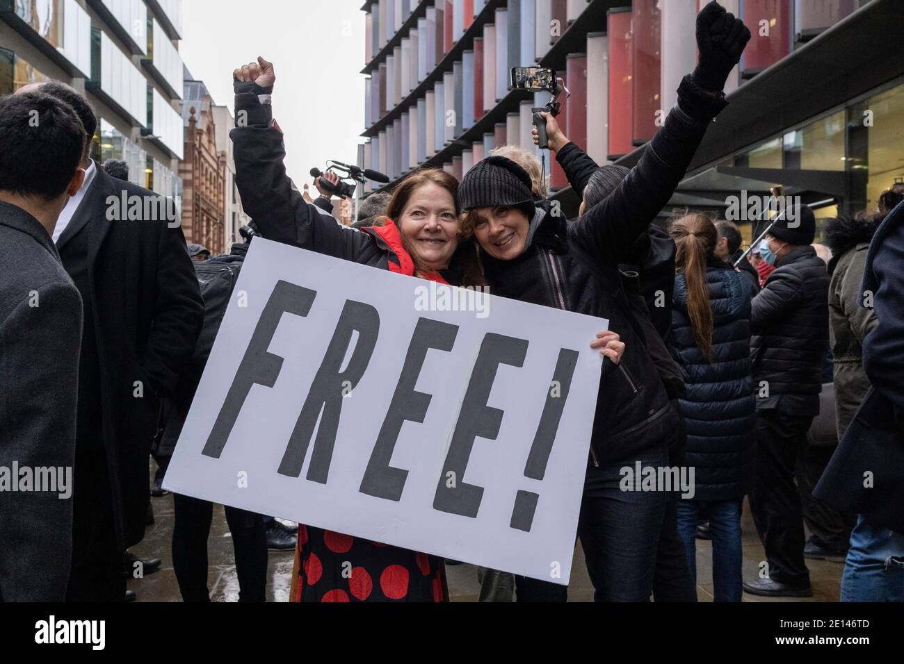 Les partisans du militant Wikileaks, Julian Assange, célèbrent la décision du tribunal de ne pas accorder son extradition aux États-Unis, après une audience juridique prolongée à Old Bailey, le 4 janvier 2021, à Londres, en Angleterre. Banque D'Images