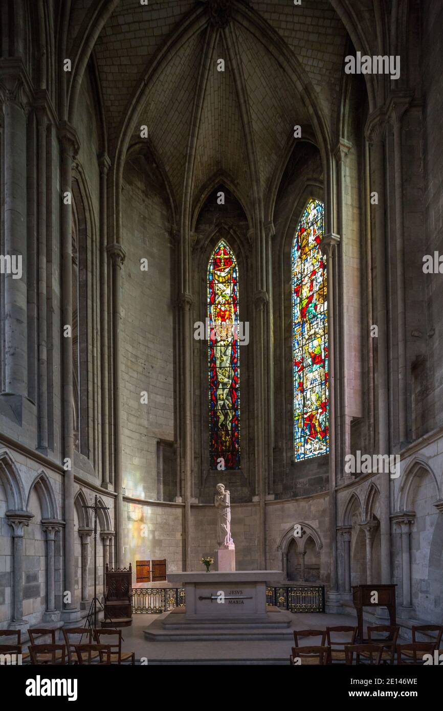 Rouen, Normandie, 4 mai 2013 - un cloître dans la cathédrale notre-Dame de Rouen avec de superbes vitraux Banque D'Images