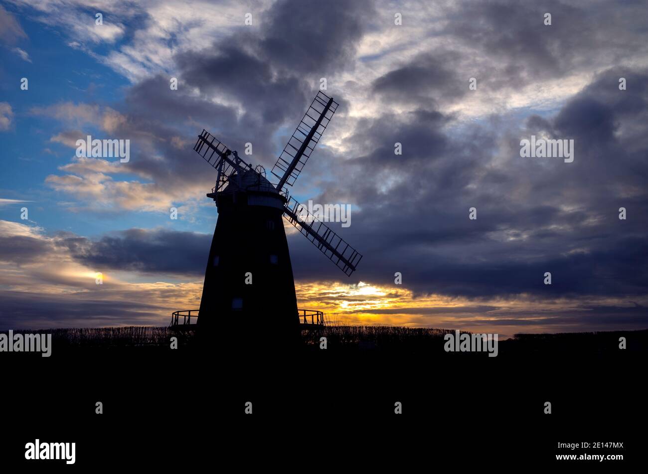 Thaxted Essex England UK janvier 2021 John Webbs Windmill également connu sous le nom de Thaxted Windmill au crépuscule. Banque D'Images