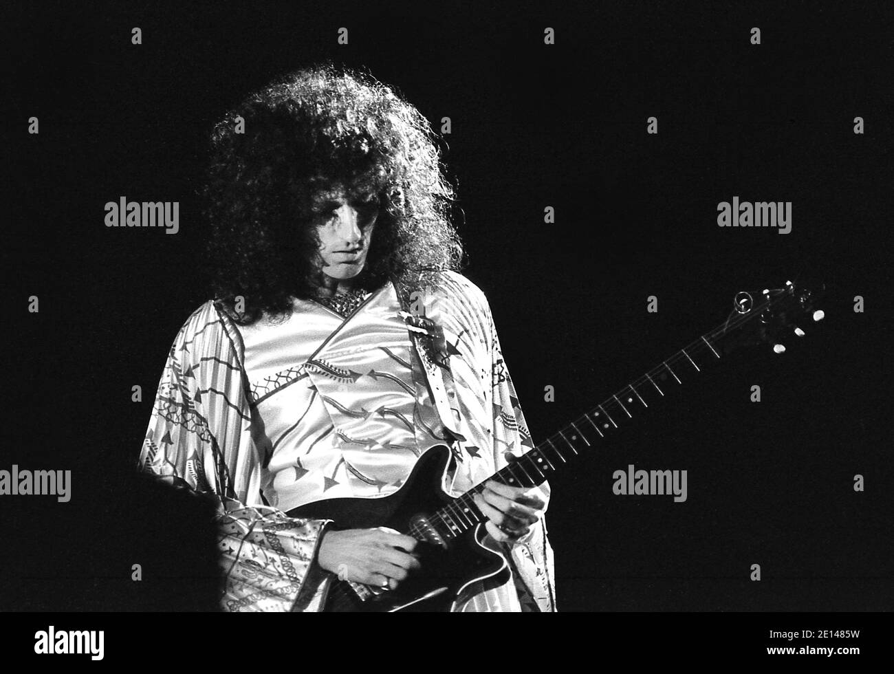 Brian May guitariste de Queen. En direct à Hyde Park Londres 18/9/1976. Concert gratuit avec 150,000 fans dans le parc. Banque D'Images
