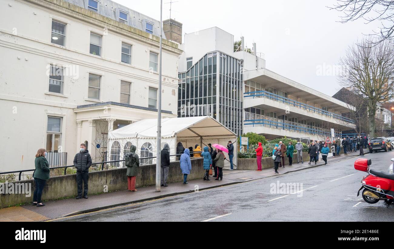 Brighton Royaume-Uni 4 janvier 2021 - le personnel du NHS et les employés essentiels font la queue pour recevoir leurs vaccins Pfizer et BioNTech COVID-19 dans les hôpitaux universitaires de Brighton et Sussex NHS Trust à Abbey Road Brighton . : crédit Simon Dack / Alamy Live News Banque D'Images
